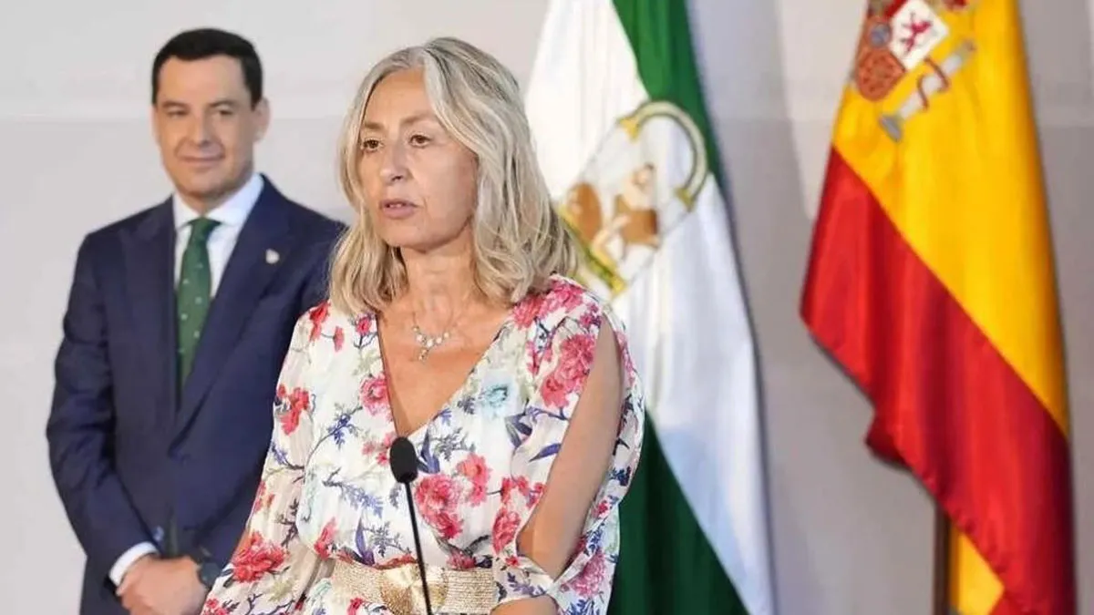 Rocío Hernández, tras ella Juanma Moreno y las banderas andaluza y española.