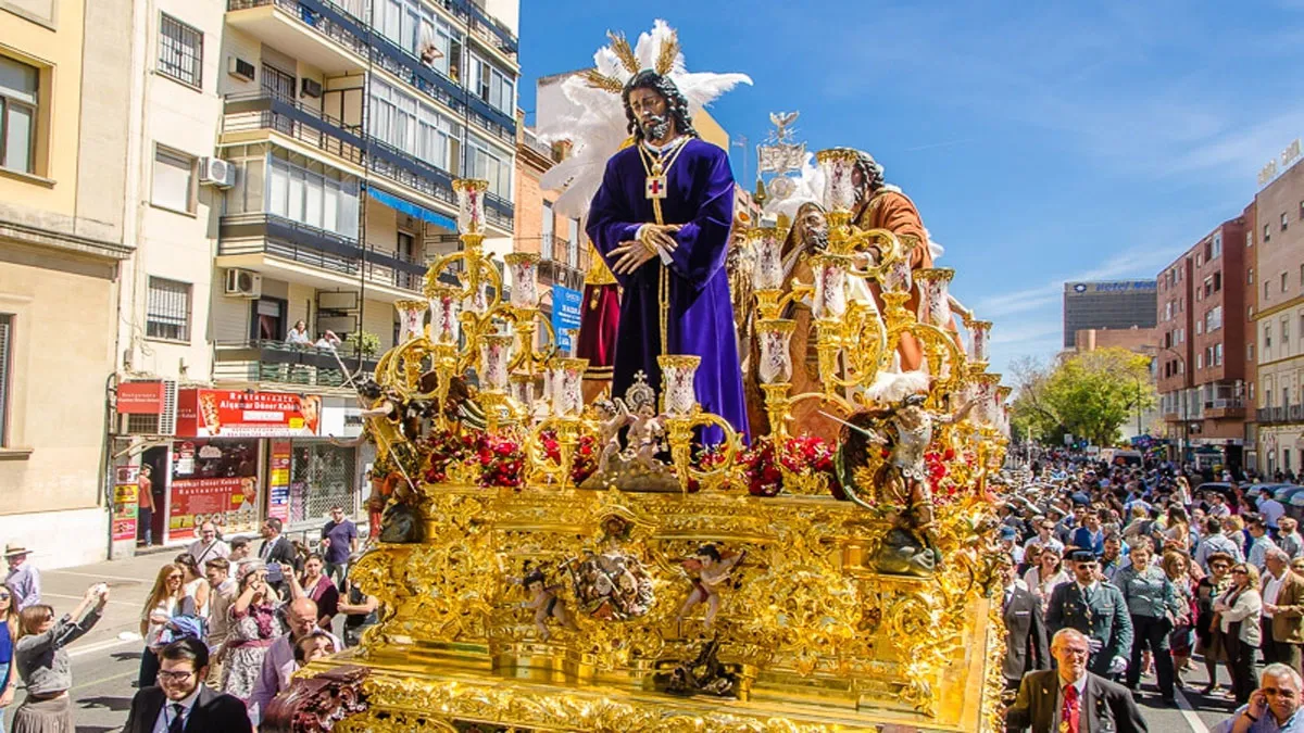 Paso del Cautivo de San Pablo por las calles del Barrio.