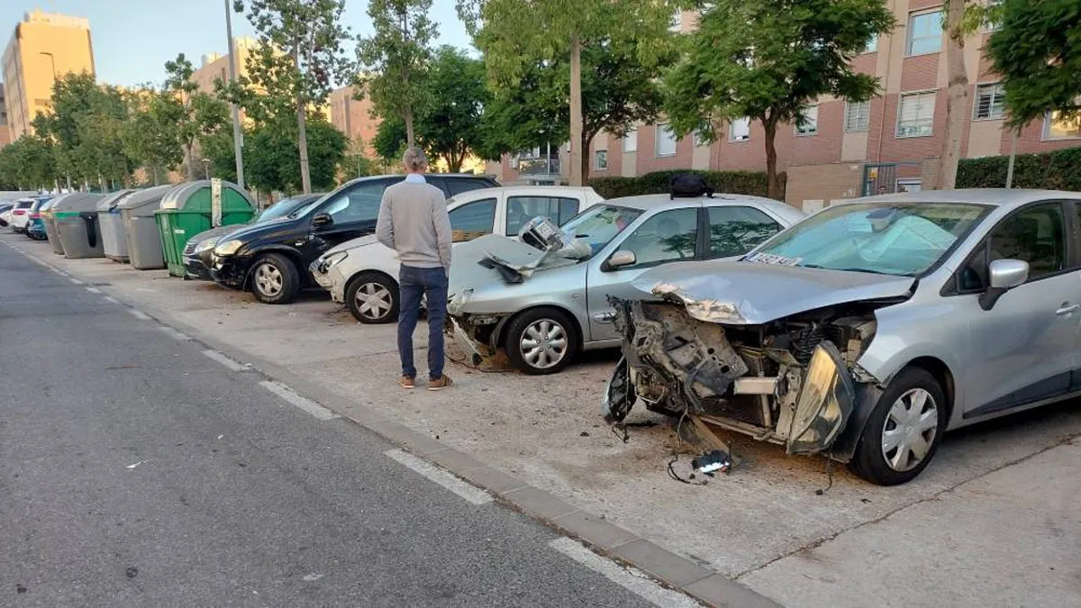 Coches siniestrados con la delantera destrozada.