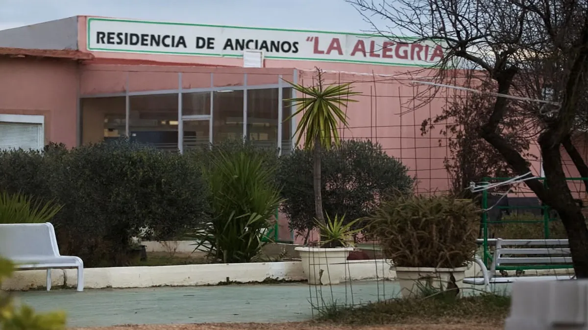 Residencia de ancianos con color rosa en la fachada.