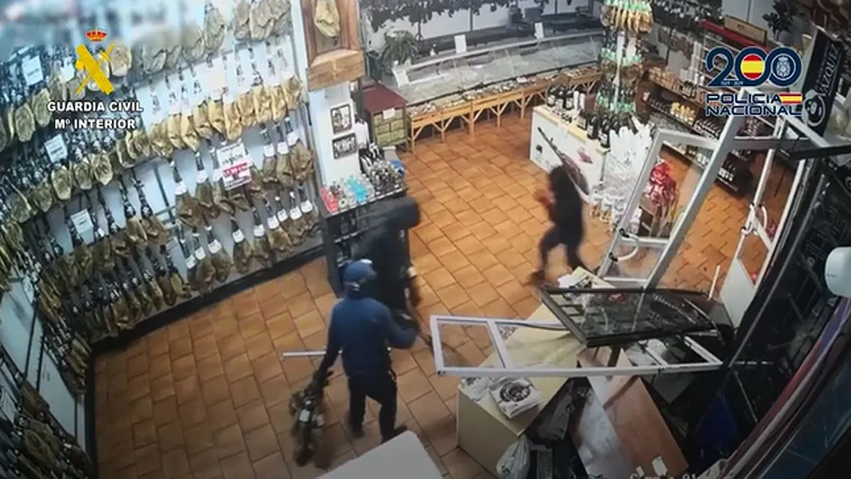 Momento en el que los aluniceros roban en una tienda de jamones.