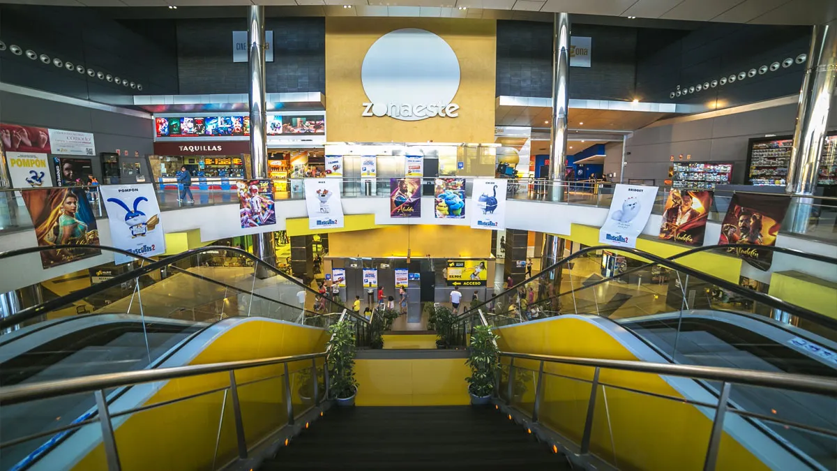 Cine Zona Este con los carteles y las escaleras de acceso.