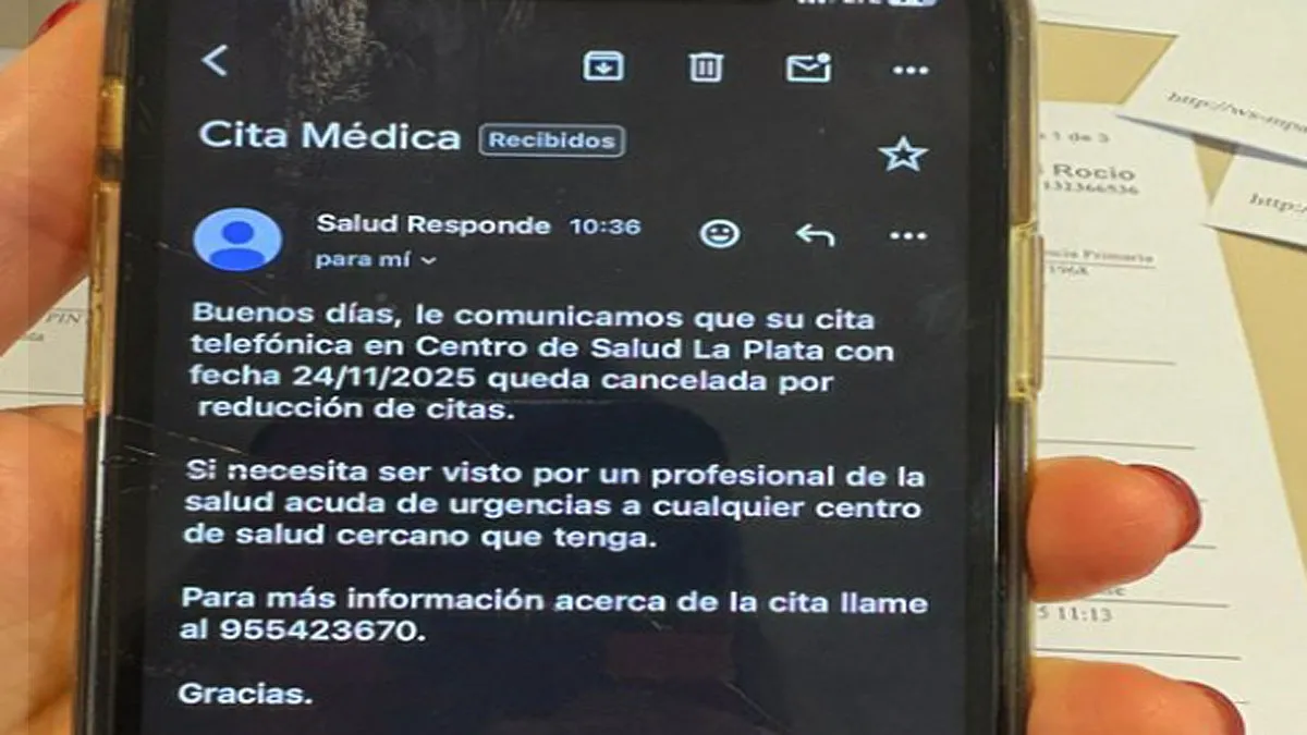 Pantalla de un teléfono móvil con el texto del fraude usurpando la identidad del SAS.