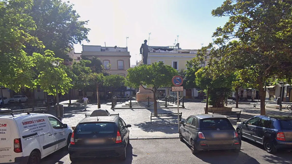 Plaza de la Gavidia en Sevilla con la estatua en el centro de la misma.