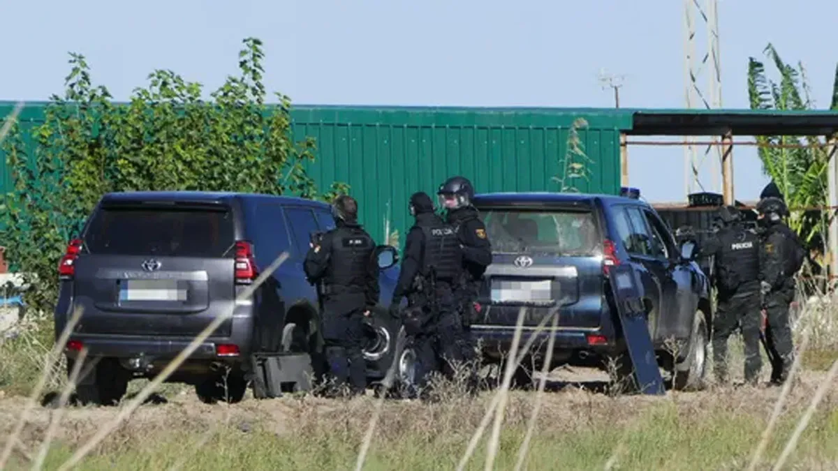 Coches haciendo de parapeto para agentes que sufrieron el tiroteo.