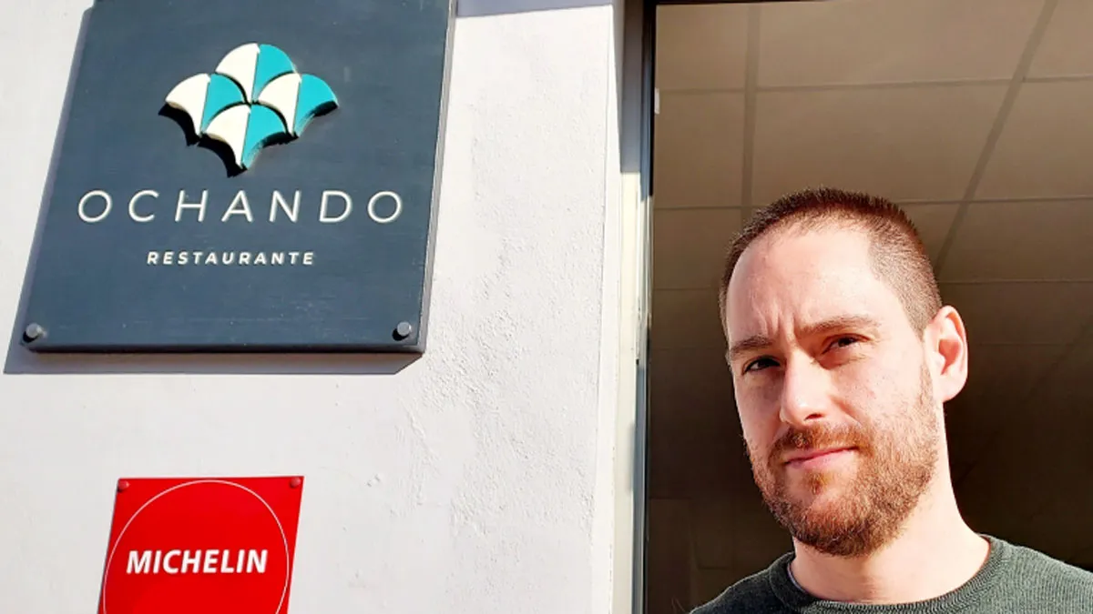 Ochando junto a la placa de su restaurante y la estrella Michelín en rojo.