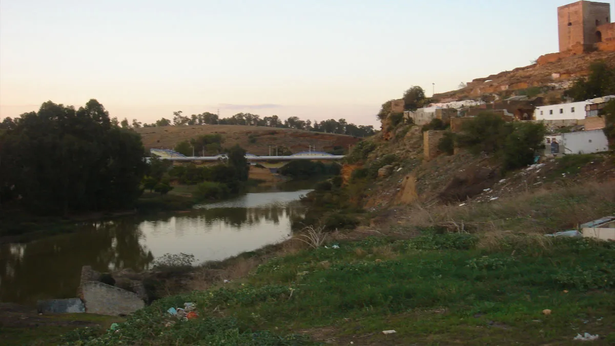 Río Guadaira a la salida de la localidad alcalareña.