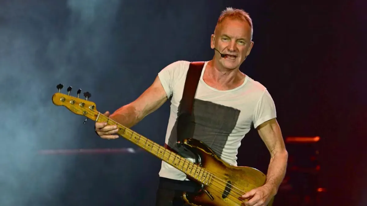 Sting con su guitarra en el escenario.