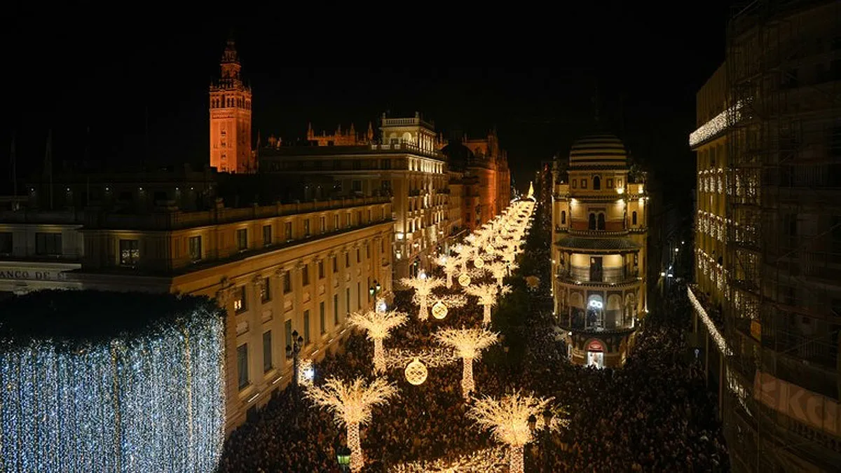 Avenida de la Constitución de Sevilla iluminada por Navidad.