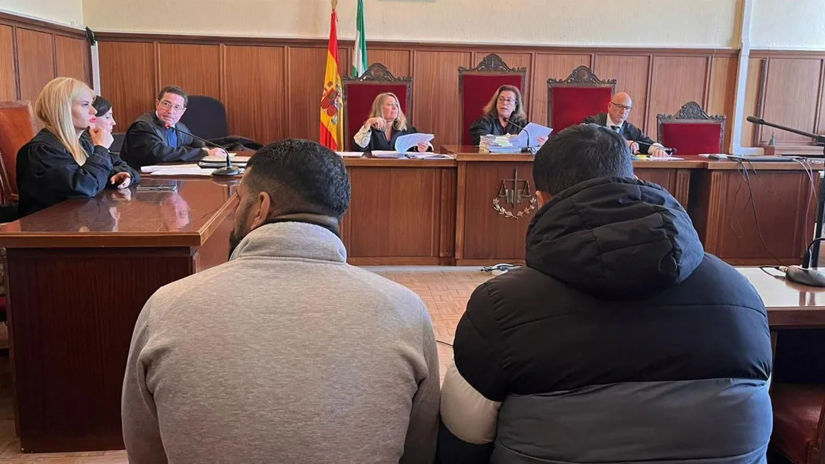 Los dos condenados de espaldas en el juicio.