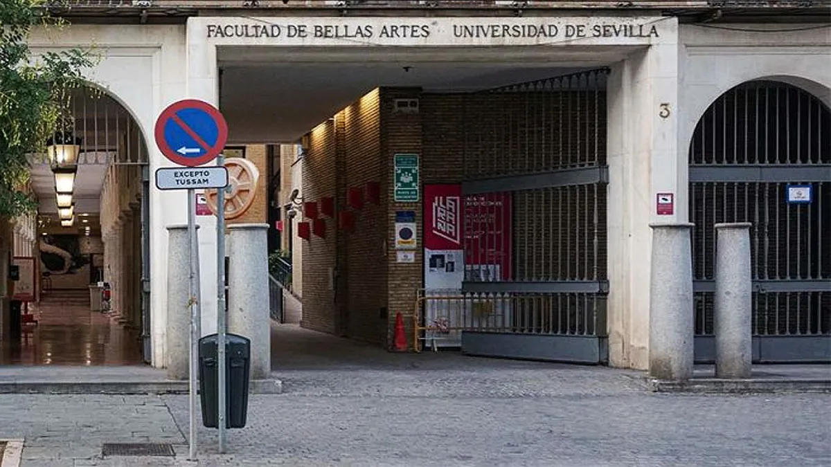 Puerta principal de la Facultad de Bellas Artes de Sevilla.