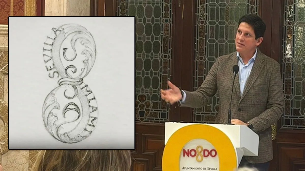 Fernando Aguado de chaqueta en el atril presentando el boceto.