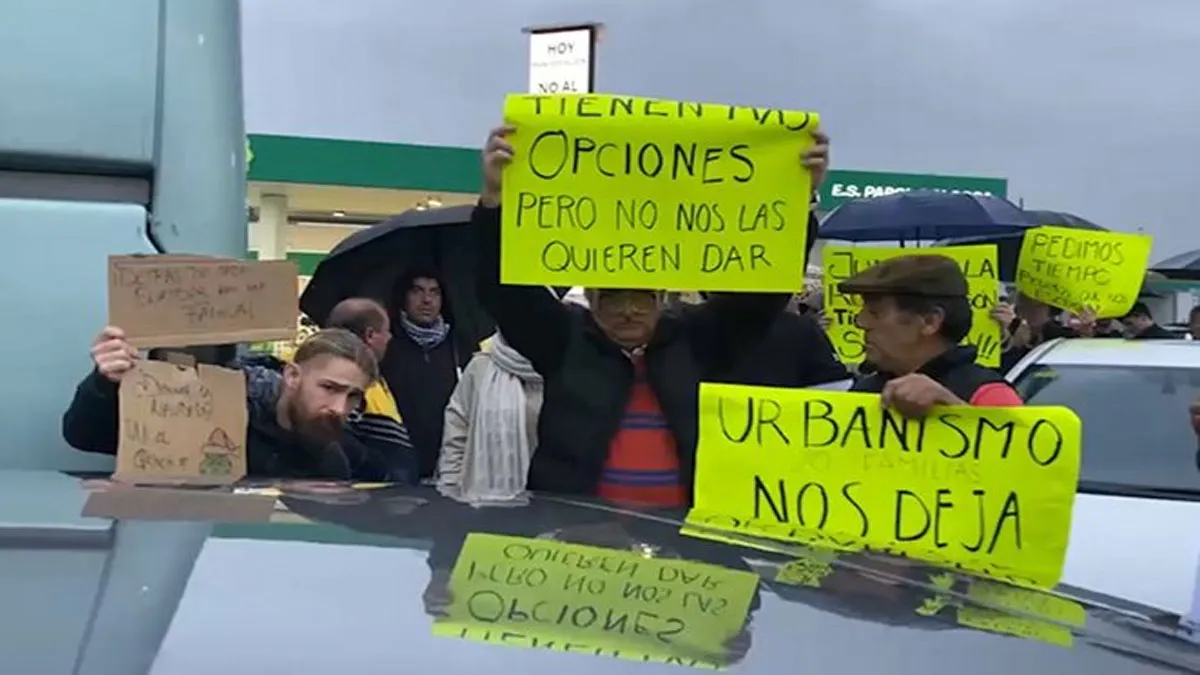Empleados y familia manifestándose ante la demolición de la gasolinera de Alcosa.