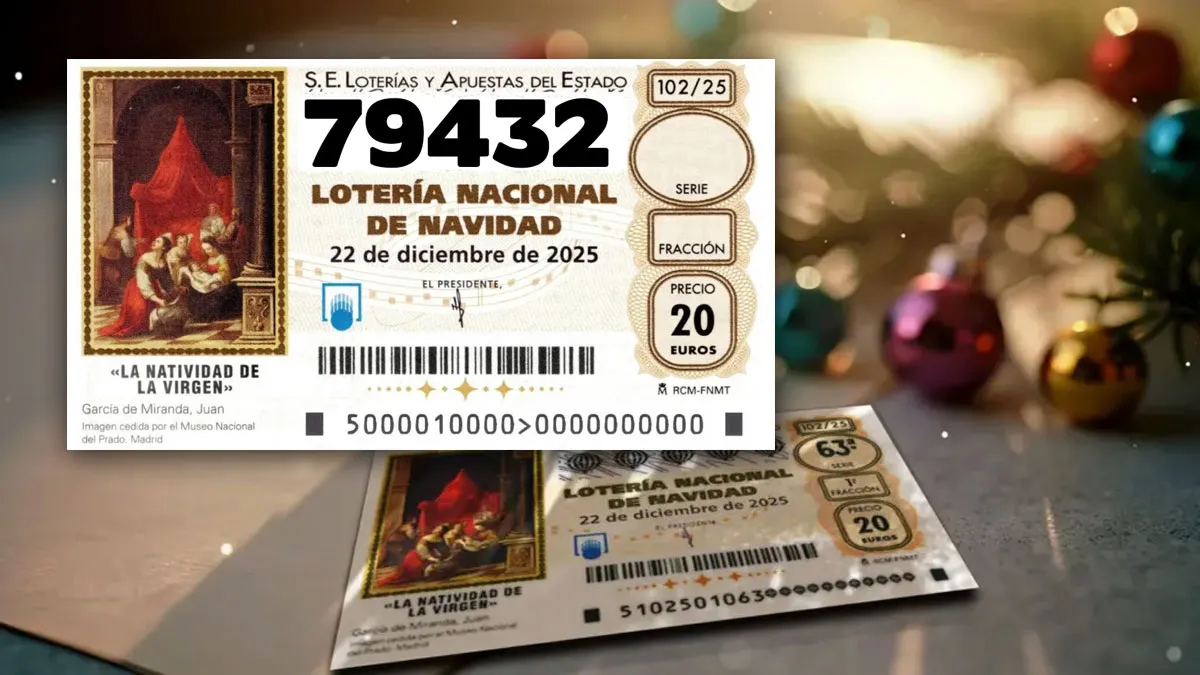 Boleto de El Gordo de la Lotería de Navidad y adornos navideños tras el mismo.