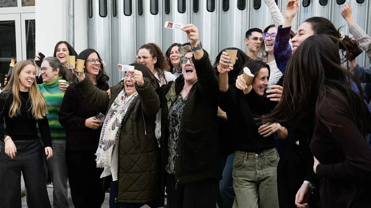 Personas festejando haber conseguido un premio en la Lotería de Navidad.