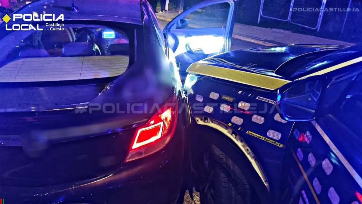 Dos vehículos, uno civil y otro de la policía, tras un choque.