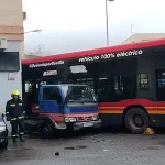 Doce heridos leves tras el ictus del conductor de un autobús de Tussam en Nervión