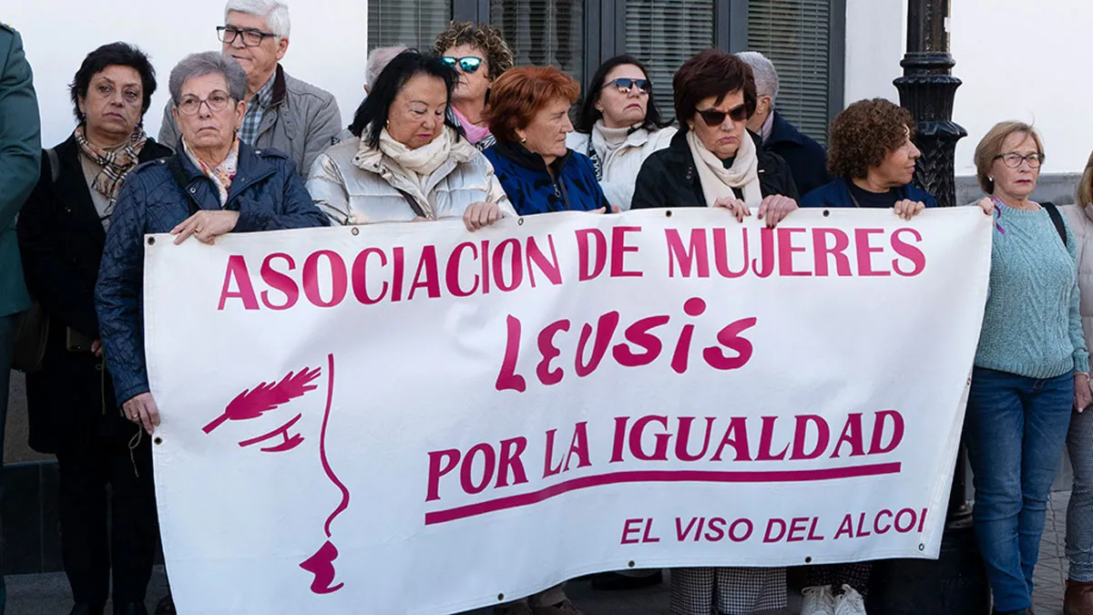 Mujeres portando una pancarta tras el asesinato de la joven de El Viso del Alcor.