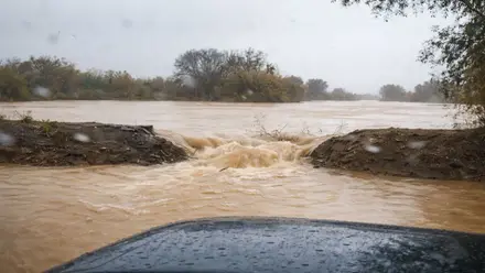 Agua rebasando el límite del cauce del MIraflores.