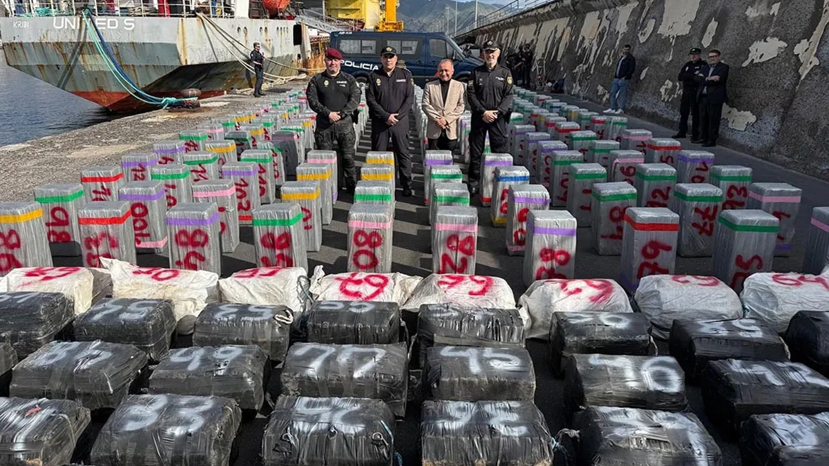 Fardos de cocaína incautas por la Policía.