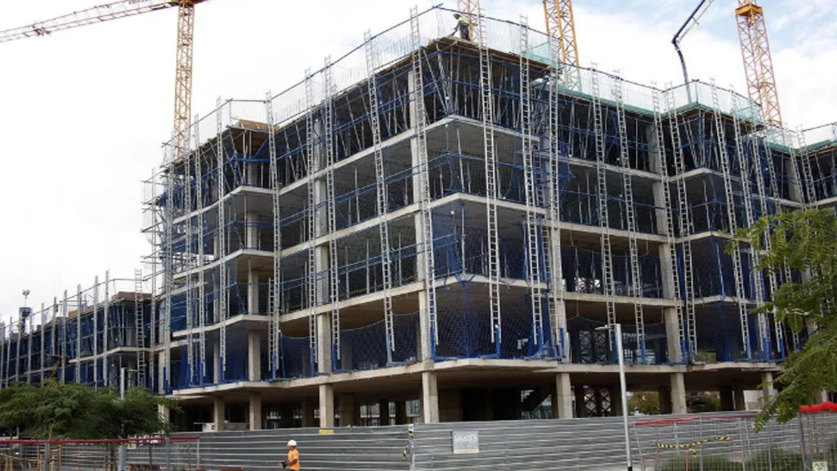 Esqueleto de un bloque de pisos en construcción con grúa.