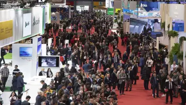 Personas caminando por Fitur 2026.