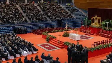 Pabellón en Huelva acogiendo el funeral de Estado por las víctimas en Adamuz.