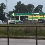 Madrugada de tensión en Sevilla, el Ayuntamiento ejecuta el derribo de la gasolinera de Alcosa tras la batalla judicial