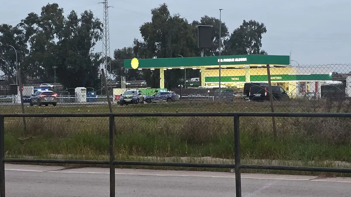 Gasolinera de Alcosa siendo derribada bajo el control policial.
