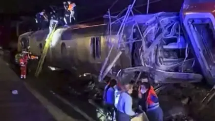 Emergencias actuando sobre el tren descarrilado.
