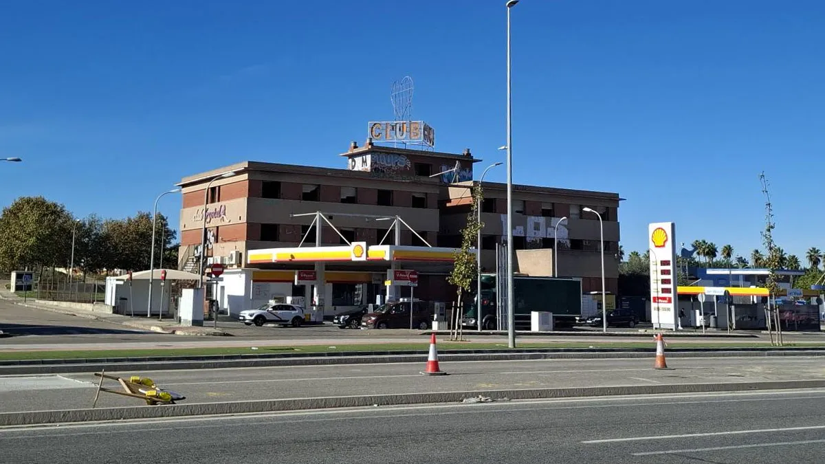 Vista del exterior del edificio abandonado.