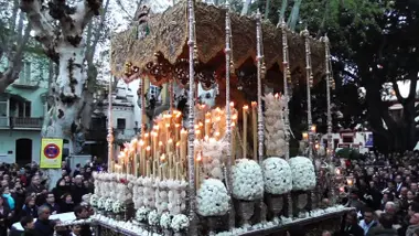 Multitud de personas viendo el palio y la imagen de La Macarena.