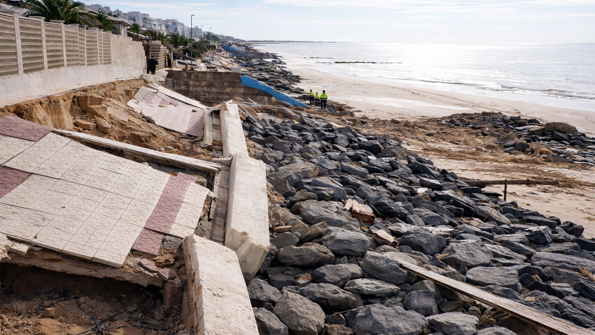 Lozas del paseo de Matalascañas hundidas y derrumbadas por la acción del mar.