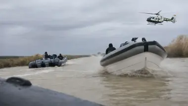 Embarcaciones rápidas en el Guadalquivir siendo perseguidas por la Guardia Civil.