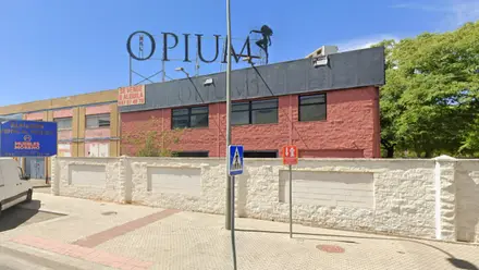 Fachada del local de Opium Club en el Polígono Store de Sevilla.
