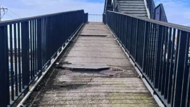 Rampa de ascenso a la pasarela A92 en Torreblanca.