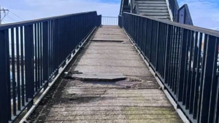 Rampa de ascenso a la pasarela A92 en Torreblanca.