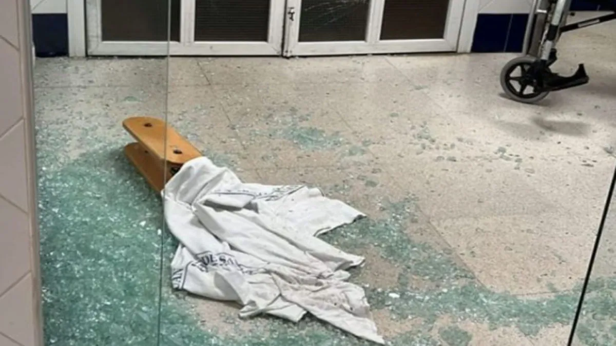 Puerta de cristales destrozada.