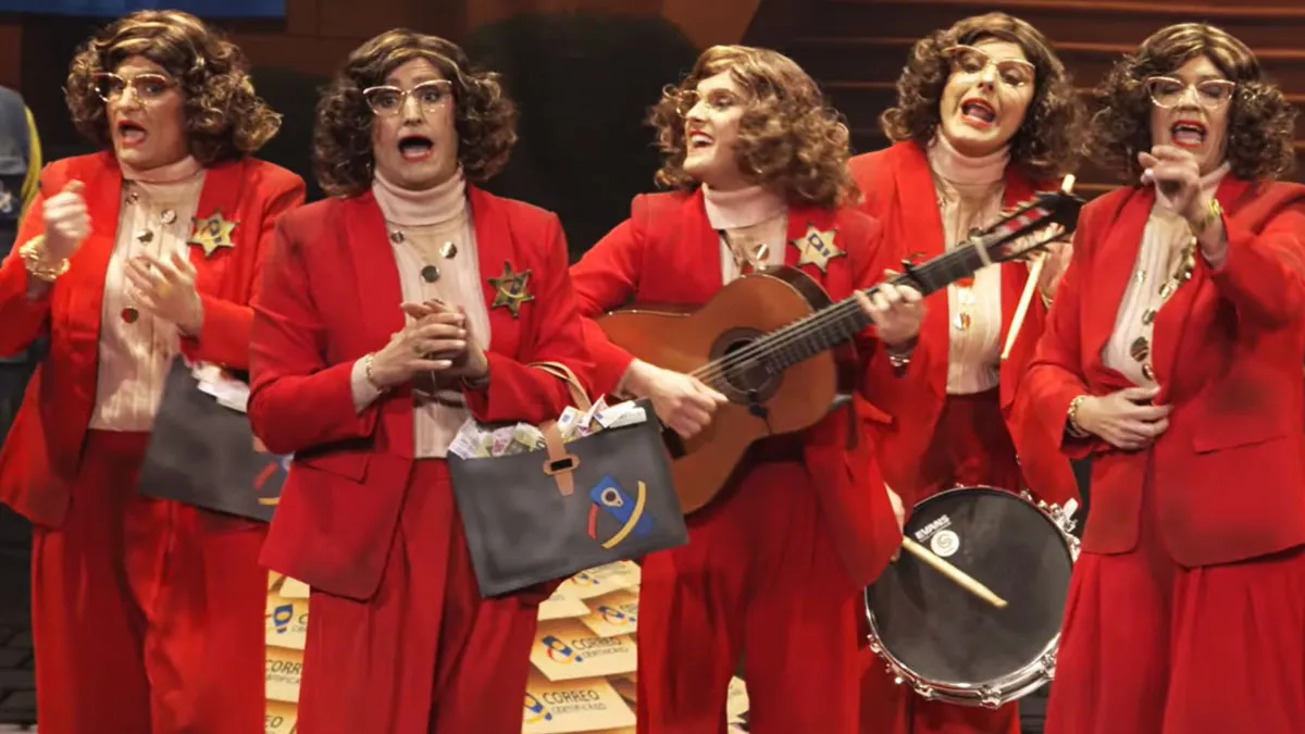 Participantes de la chirigota vestidos de rojo imitando a María Jesús Montero.