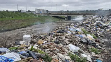Escombros y basura en el vertedero ilegal.