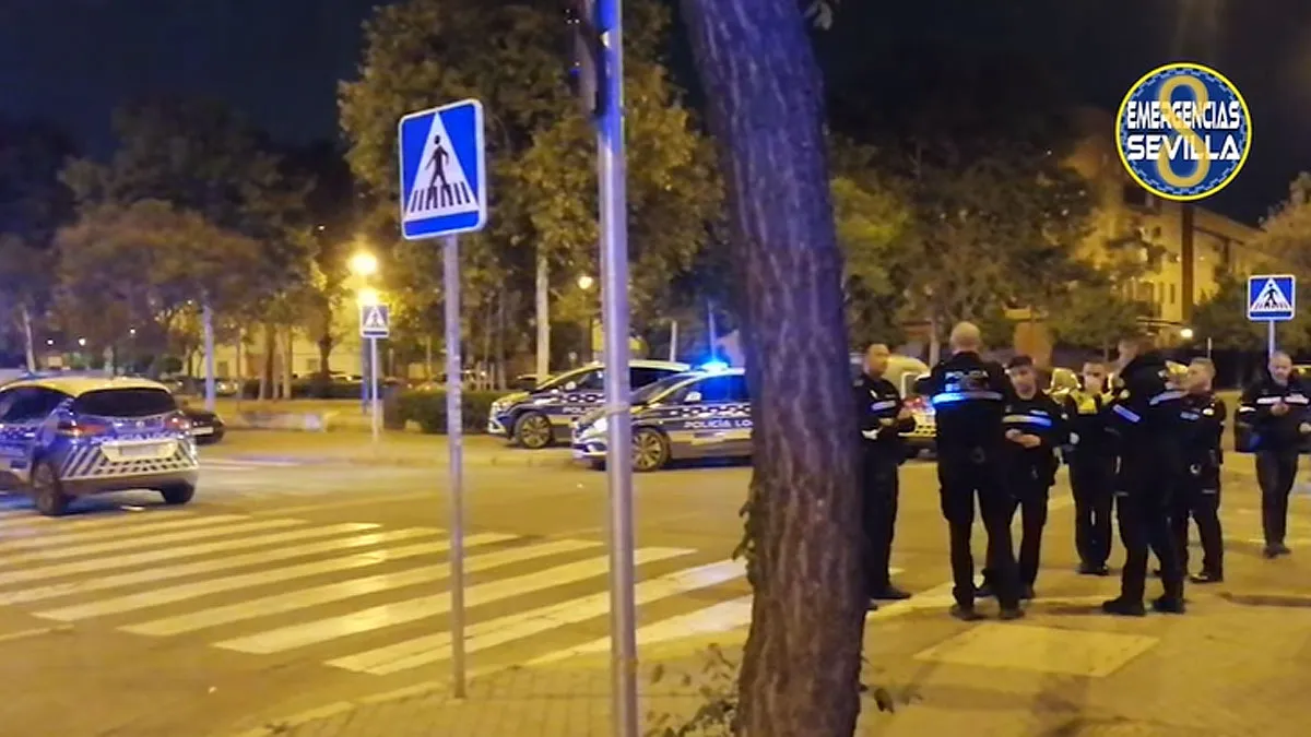 Policías locales en el exterior de la residencia Vitalia.