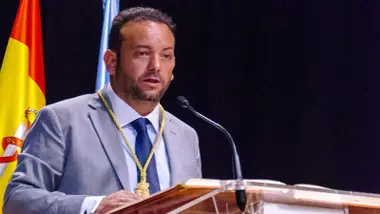 Diego Manuel Agüera Piñero con chaqueta gris el día de la investidura.