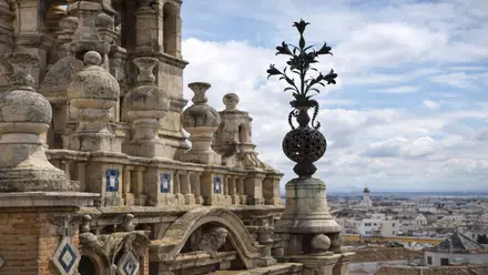 Adorno de las Azucenas y al fondo las casas de Sevilla.