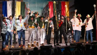 Escenario del Teatro Tronío con el Carnaval de Gines.