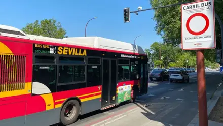 Autobús por el carril bus.