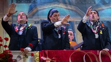 Tres miembros de la chirigota del Bizcocho cantando en El Falla de Cádiz.