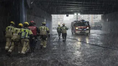 Bomberos cerrando las compuertas de seguridad contra las crecidas del Guadalquivir.