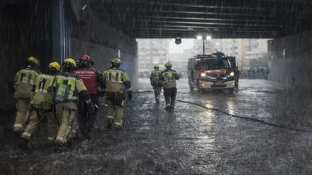 Bomberos cerrando las compuertas de seguridad contra las crecidas del Guadalquivir.