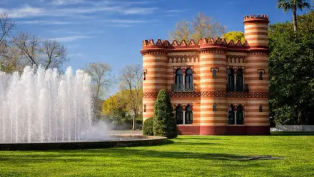 Edificio en albero y almagra del "Costurero de la Reina" junto a la fuente.