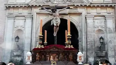 El paso del Cristo de Burgos en su salida.